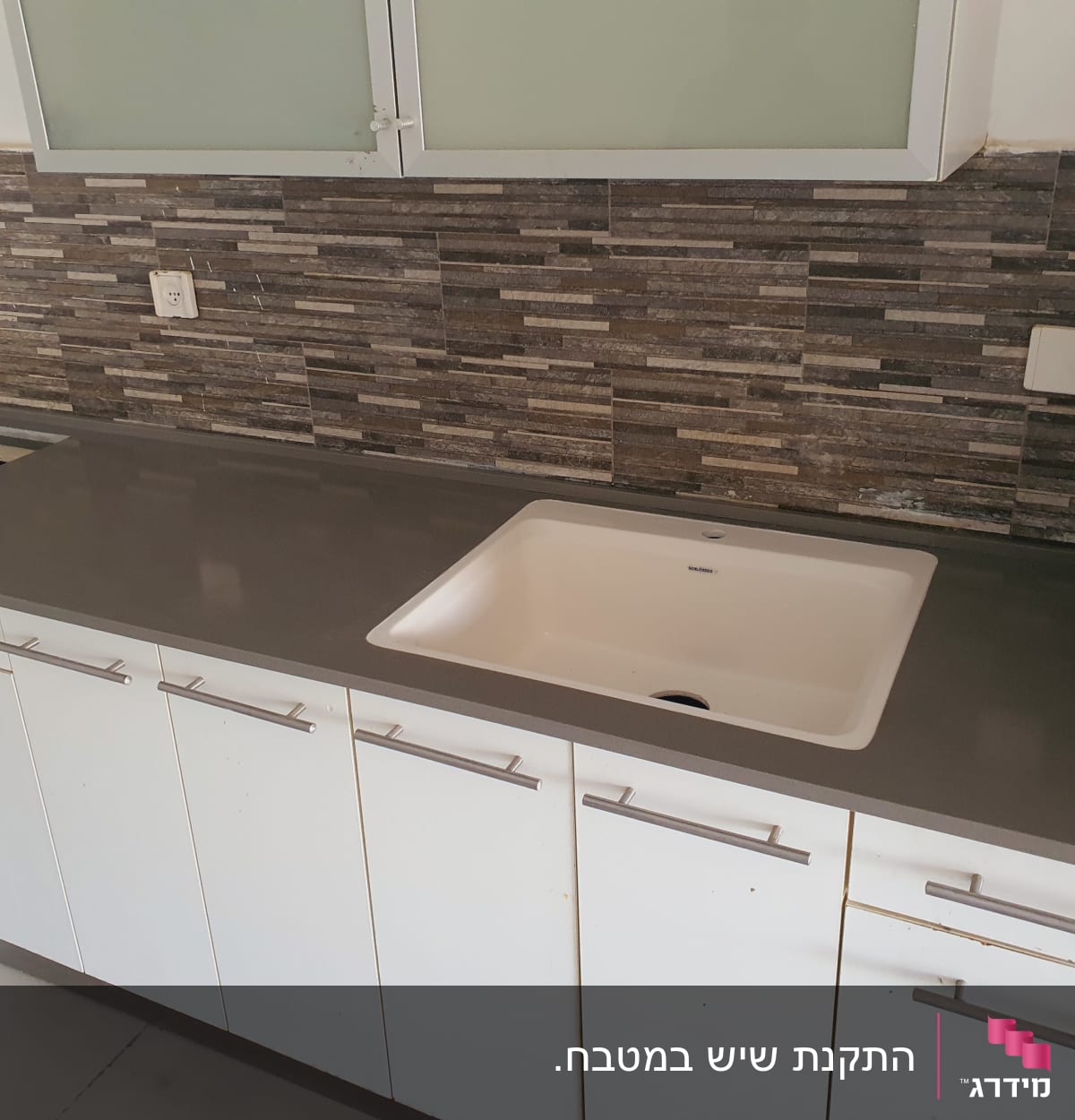 שיש אפור במטבח עם כיור לבן